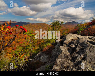 Grandfather Mountain vu de Flat Rock, Blue Ridge Parkway, North Carolina, USA Banque D'Images