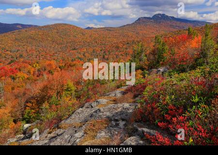 Grandfather Mountain vu de Flat Rock, Blue Ridge Parkway, North Carolina, USA Banque D'Images