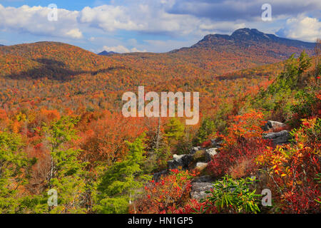 Grandfather Mountain vu de Flat Rock, Blue Ridge Parkway, North Carolina, USA Banque D'Images