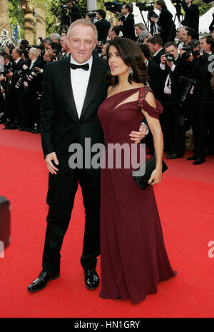 Salma Hayek et Francois-Henri Pinault, mari, arrive à la première de 'Robin des Bois' au Festival de Cannes à Cannes, France le 12 mai 2010. Photo par Francis Specker Banque D'Images