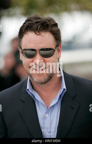 Russell Crowe arrive à la photocall pour le film 'Robin des bois', à Cannes, France le 12 mai 2010. Photo par Francis Specker Banque D'Images