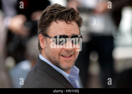 Russell Crowe arrive à la photocall pour le film 'Robin des bois', à Cannes, France le 12 mai 2010. Photo par Francis Specker Banque D'Images