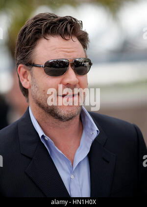 Russell Crowe arrive à la photocall pour le film 'Robin des bois', à Cannes, France le 12 mai 2010. Photo par Francis Specker Banque D'Images