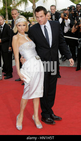 Paris Hilton et Doug Reinhardt assiste à la 'Inglourious Basterds' Premiere tenue au Palais des Festivals durant le 62e Festival International du Film de Cannes le 20 mai 2009 à Cannes, France. Photo par Francis Specker Banque D'Images