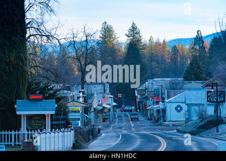 Tôt le matin, rue principale enneigée de Groveland, comté de Tuolumne, Californie, États-Unis Banque D'Images