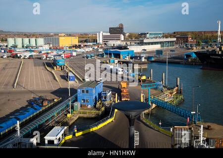 Le terminal de ferry de voiture vide d'attente d'empilage Portsmouth Banque D'Images