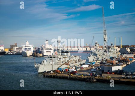 La Marine britannique bateaux amarrés dans la base navale de Portsmouth Harbour Banque D'Images