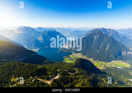 Vue panoramique sur les Alpes et le lac de Hallstatt à partir de la plate-forme d'observation cinq doigts au massif du Dachstein. Banque D'Images