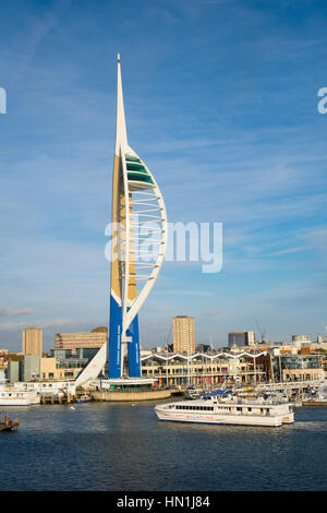 Tour Spinnaker de Portsmouth et un Ferry Wightlink Banque D'Images