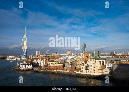 Vieux Portsmouth et la tour Spinnaker à l'entrée du port de Portsmouth Banque D'Images