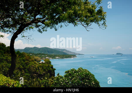 À la recherche sur l'océan d'un point de vue à Bali, Indonésie. Banque D'Images