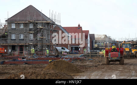 Les maisons en construction dans le cadre d'un nouveau développement de logements à Basingstoke, dans le Hampshire, alors que les personnes qui luttent sur le marché immobilier « cassé » d'Angleterre ne devraient pas se voir offrir un « faux choix » entre la location et l'achat, a déclaré le secrétaire des Communautés Sajid Javid. Banque D'Images