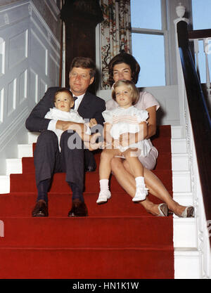 JOHN F. Kennedy avec son épouse et leurs enfants Jacquline Jnr John et Caroline à la Maison Blanche en 1962. Photo : officiel de la Maison Blanche Banque D'Images