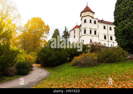 Château de Konopiste en République tchèque à l'automne, République Tchèque Banque D'Images