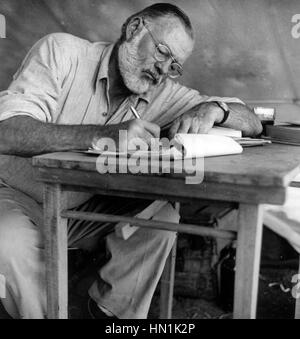 ERNEST HEMINGWAY (1899-1961) écrivain et journaliste américain au Kenya sur 1952. Photo : Bibliothèque du Congrès Banque D'Images