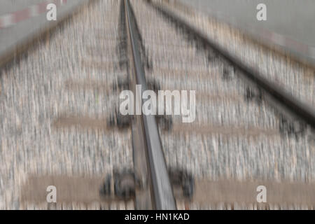 Cose up : vieux pont ferroviaire sur la rivière Kwai, Kanchanaburi, Thaïlande <motion blur > Banque D'Images