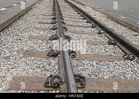 Cose up : vieux pont ferroviaire sur la rivière Kwai, Kanchanaburi, Thaïlande <vintage tone > Banque D'Images