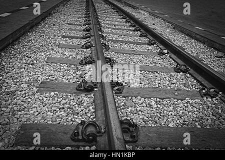 Cose up : vieux pont ferroviaire sur la rivière Kwai, Kanchanaburi, Thaïlande <vintage tone > Banque D'Images