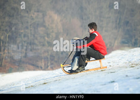 ZAGREB, CROATIE - 15 janvier 2017 : deux garçons la luge en bas de la colline à l'heure d'hiver à Zagreb, Croatie. Banque D'Images