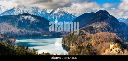 Vue panoramique du paysage hivernal idyllique panoramique dans les Alpes bavaroises au célèbre mountain lake Alpsee, Fussen, Allgau Banque D'Images