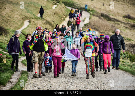 Natalia Spencer (centre gauche), 41 ans, est rejoint par des dizaines de partisans qu'elle termine ses 6 000 km à pied autour de la côte de la Grande-Bretagne à Durdle Door dans le Dorset. La mère en deuil a entrepris l'épique Marche en mémoire de sa fille de cinq ans Elizabeth qui est morte à Bristol Centre hospitalier pour enfants de l'an dernier. Banque D'Images