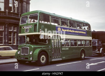 Edimbourg, Royaume-Uni - 1973 : image Vintage de bus sur Princes Street à Edimbourg. Bristol Lodekka écossais de l'Est (inscription kpm874). Banque D'Images