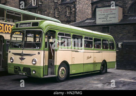 Edimbourg, Royaume-Uni - 1973 : image Vintage de bus à Édimbourg. Starks coach bus B255 ex Baxters (UVA). 115 d'inscription Banque D'Images