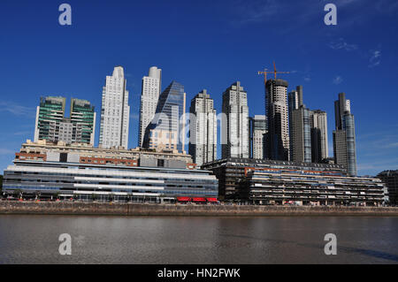 Puerto Madero Tours donnant sur l'eau sous un ciel bleu Banque D'Images