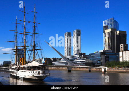 Museo Buque Fragata Sarmiento et Puente de la Mujer sur beau jour dans le quartier Puerto Madero de Buenos Aires, Argentine. Banque D'Images