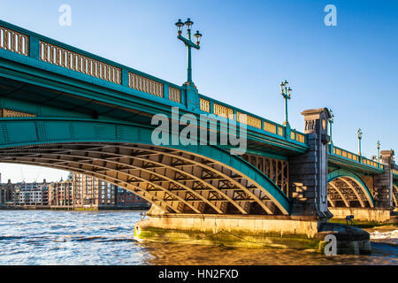 Soirée sur la Tamise à Southwark Bridge à Londres. Banque D'Images