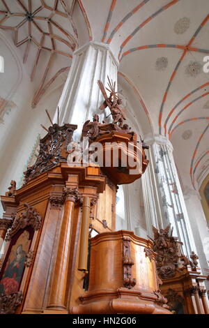 VILNIUS, LITUANIE - 2 janvier 2017 : l'intérieur de l'Église des Bernardins avec des statues en bois Banque D'Images