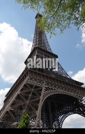 La Tour Eiffel sur un jour nuageux. Banque D'Images