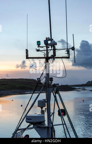 Fish Finder sonar et les communications par satellite sur petit bateau, Cahersiveen Comté de Kerry Irlande Banque D'Images