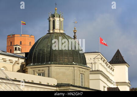 VILNIUS, LITUANIE : le haut du le palais des Grands Ducs de Lituanie avec le château sur la colline de Gediminas en arrière-plan Banque D'Images