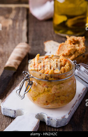 La pâte de haricots faits maison, des sandwiches avec pate végétalien sur pain de blé entier. Trempette de haricots blancs dans un bocal en verre sur la table en bois rustique. Utile et sain veget Banque D'Images