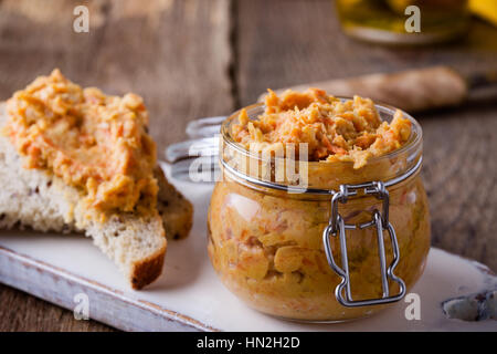 La pâte de haricots faits maison, des sandwiches avec pate végétalien sur pain de blé entier. Trempette de haricots blancs dans un bocal en verre sur la table en bois rustique. Utile et sain veget Banque D'Images