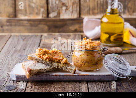 La pâte de haricots faits maison, des sandwiches avec pate végétalien sur pain de blé entier. Trempette de haricots blancs dans un bocal en verre sur la table en bois rustique. Utile et sain veget Banque D'Images