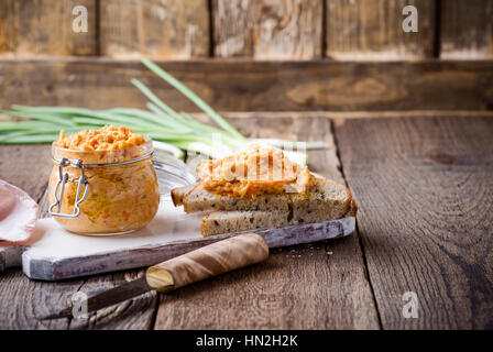 La pâte de haricots faits maison, des sandwiches avec pate végétalien sur pain de blé entier. Trempette de haricots blancs dans un bocal en verre sur la table en bois rustique. Utile et sain veget Banque D'Images