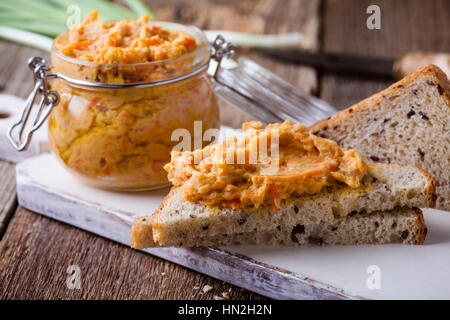 La pâte de haricots faits maison, des sandwiches avec pate végétalien sur pain de blé entier. Trempette de haricots blancs dans un bocal en verre sur la table en bois rustique. Utile et sain veget Banque D'Images