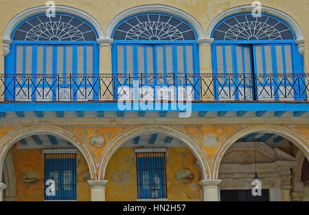 Fenêtres de La Casa del Conde de Lombillo dans Plaza Vieja, La Vieille Havane, Cuba Banque D'Images