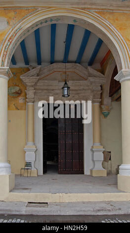 Porte d'entrée ornée de Casa del Conde de Lombillo dans Plaza Vieja, La Vieille Havane, Cuba Banque D'Images