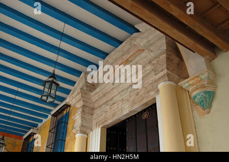 Détail de la porte d'entrée de la Casa del Conde de Lombillo dans Plaza Vieja, La Vieille Havane, Cuba Banque D'Images