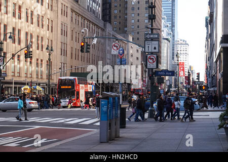 Le trafic et les gens sur la Cinquième Avenue, New York Banque D'Images