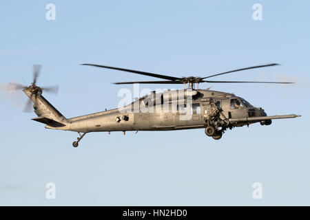 Un 56e Escadron de sauvetage HH-60G Pavehawk voisins de RAF Lakenheath vu pendant la formation à Mildenhall. Ils sont utilisés pour la recherche et sauvetage de combat. Banque D'Images