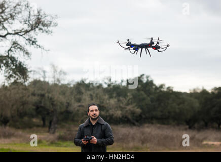 Un homme d'utiliser le drone à distance dans le parc Banque D'Images