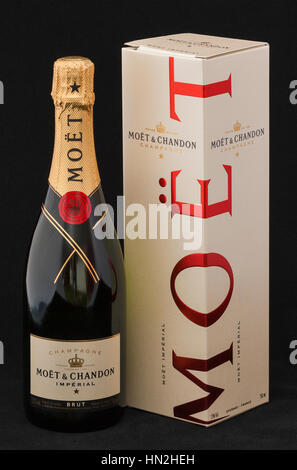 KIEV, UKRAINE - Mai 06, 2012 : Moet & Chandon brut impérial Champagne bouteille et fort contre le noir. Il est l'un des plus grands producteur de champagne Banque D'Images