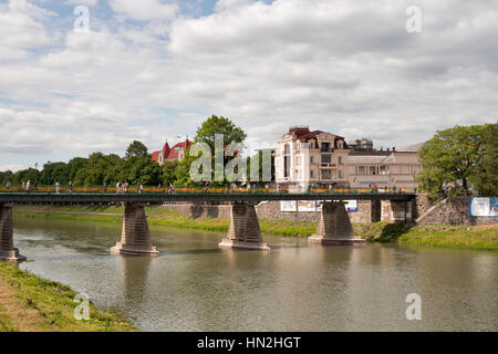 UZHHOROD, UKRAINE - Mai 18 : Les piétons marcher autour de pont sur la rivière Uzh reliant l'ancien et le moderne town le 18 mai 2012 dans Uzhhorod, Ukraine. Banque D'Images