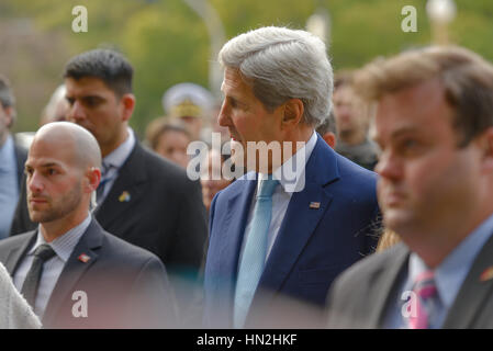 Buenos Aires, Argentine - Aug 4, 2016 : Le secrétaire d'État américain John Kerry durant sa visite à la Plaza San Martin. Banque D'Images