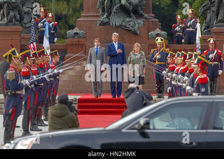 Buenos Aires, Argentine - Aug 4, 2016 : le secrétaire d'Etat américain John Kerry (C), Ministre des affaires étrangères argentin Susana Malcorra (R). Banque D'Images