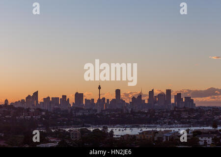 L'horizon de Sydney vu de l'extrême-orient du port au coucher du soleil. Sydney, Australie Banque D'Images